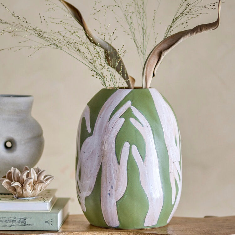 Vase Keramik grün mit Händen