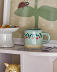 Tasse mit Kirschen