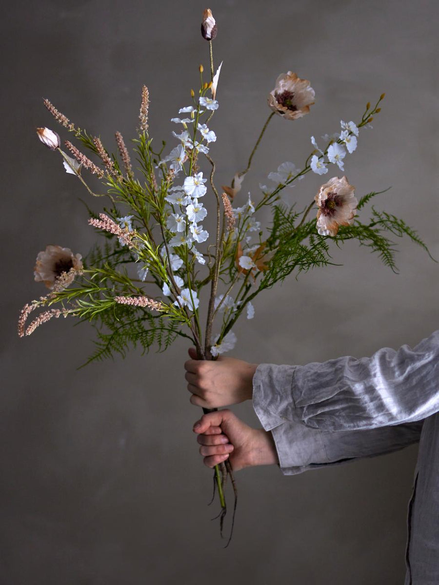 Kunstblume am Stiel Gräser