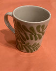 Tasse mit Blättern