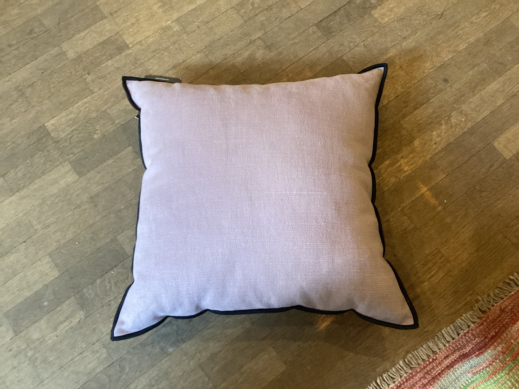 Kissen schwarze Kante klein