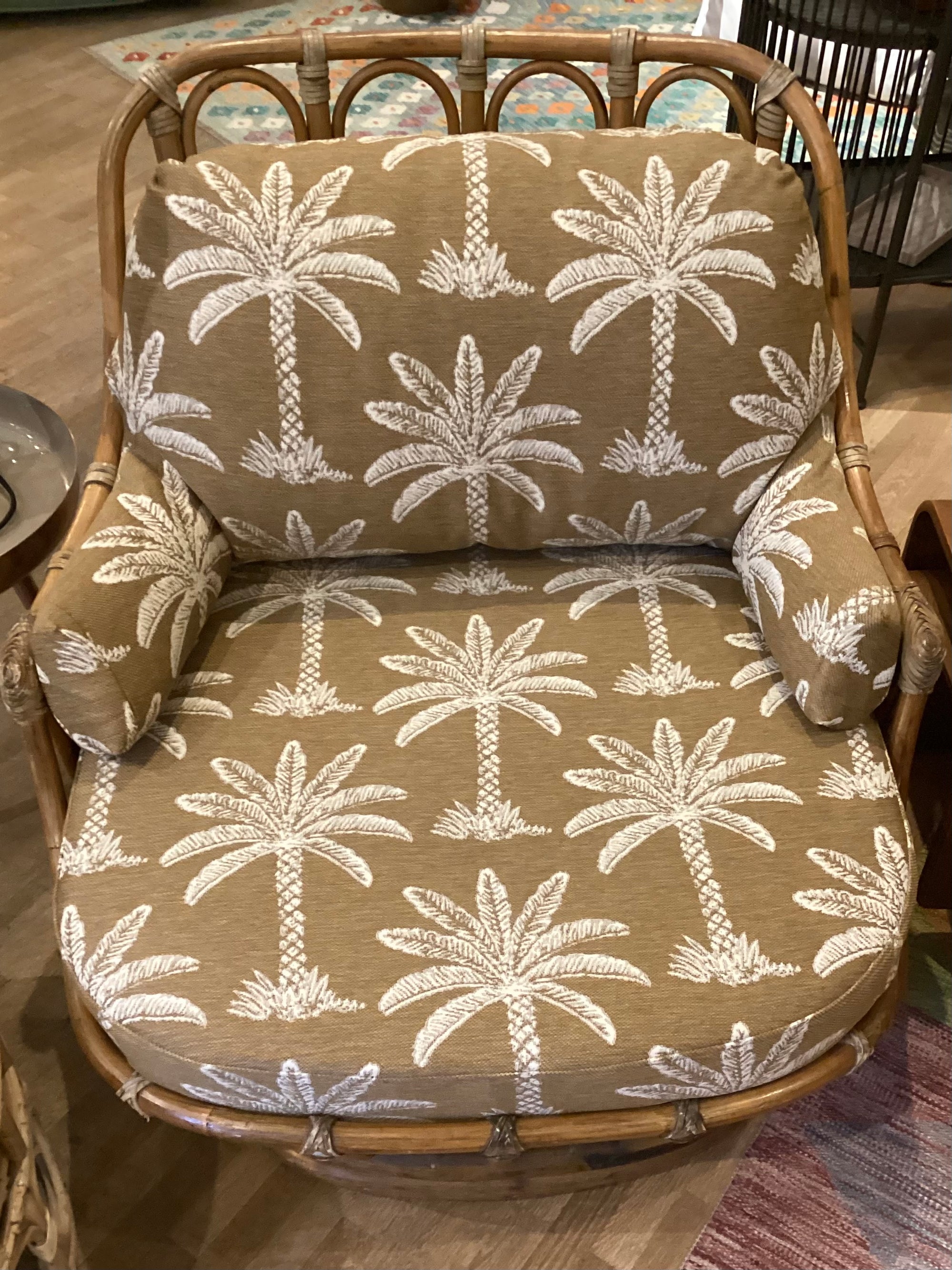 Vintage Sessel Rattan Drehsessel neu bezogen mit Palmenmotiv