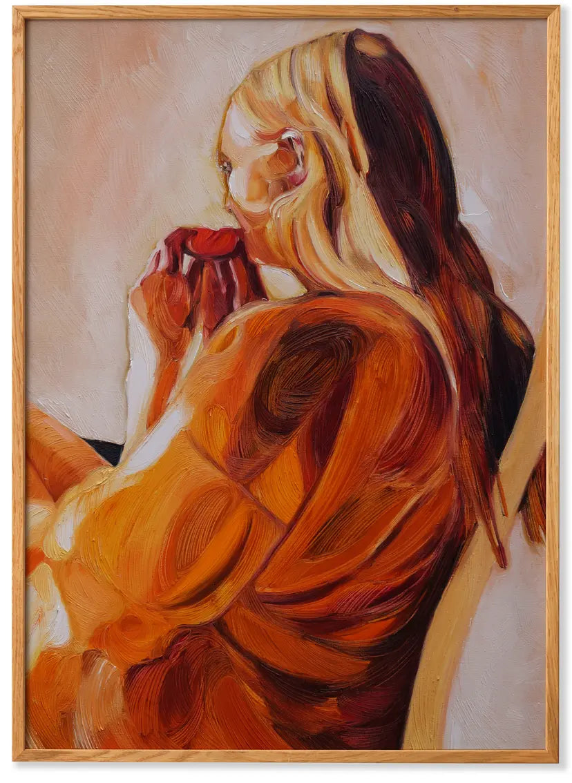 Bild Kunstdruck Frau sitzend blood Orange mit Rahmen