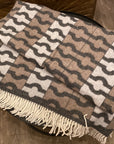 Decke mit Fransen aus recycelten Materialien - braun/beige/schwarz
