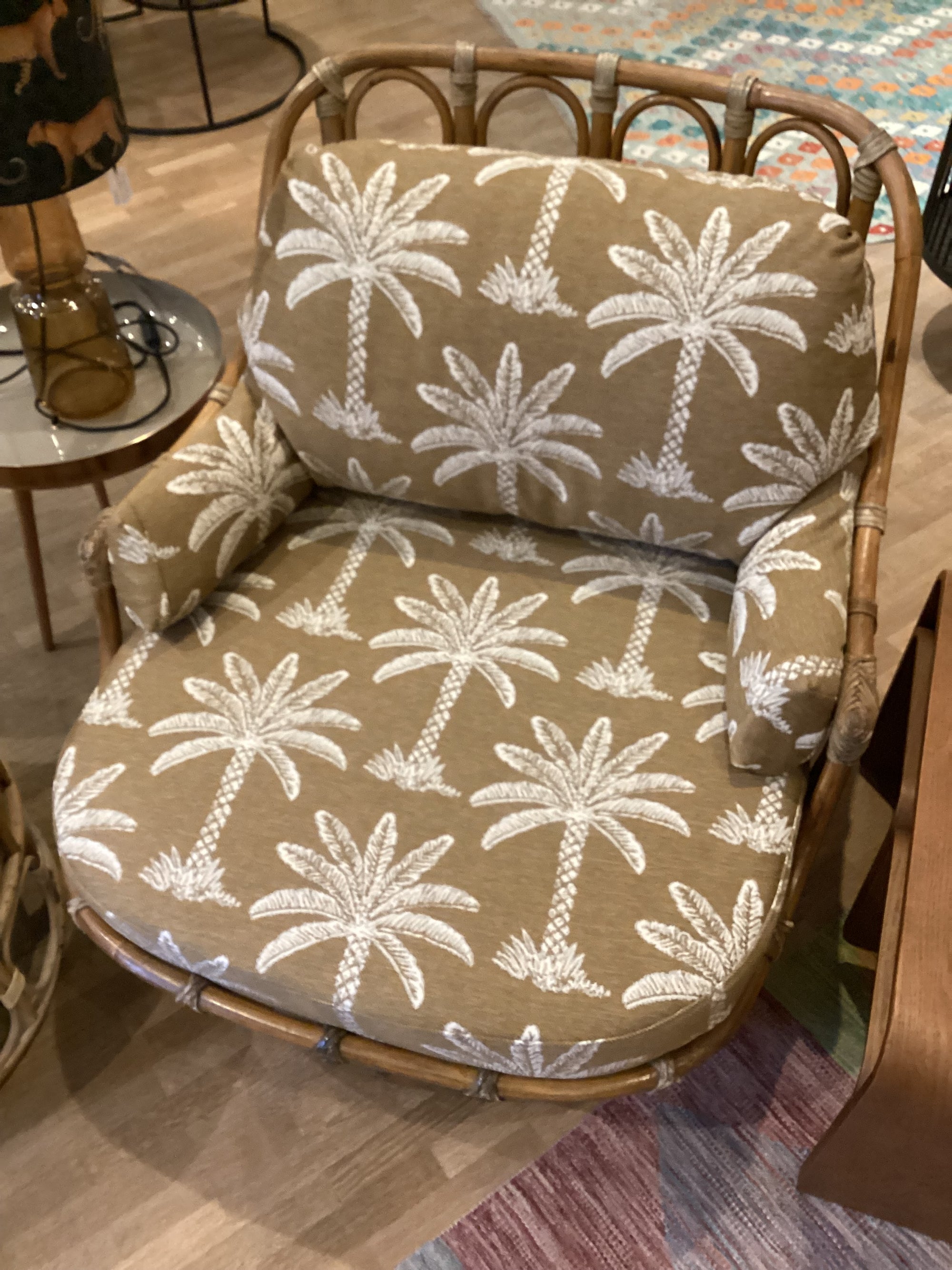 Vintage Sessel Rattan Drehsessel neu bezogen mit Palmenmotiv