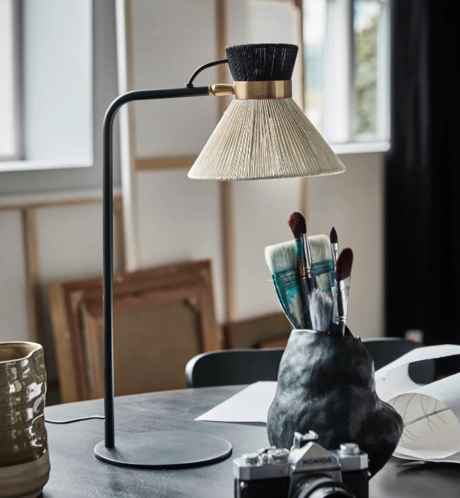 Tischlampe mit gewickeltem Lampenschirm zweifarbig