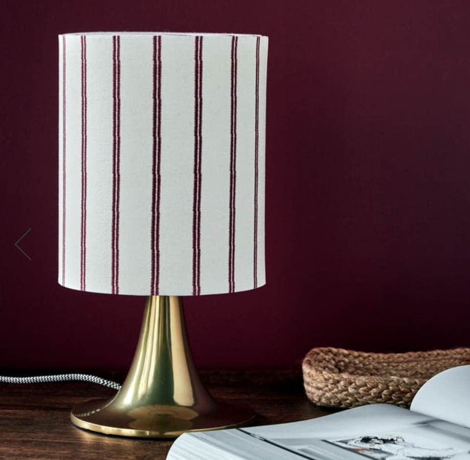 Tischlampe messing und gestreifter Leinenschirm