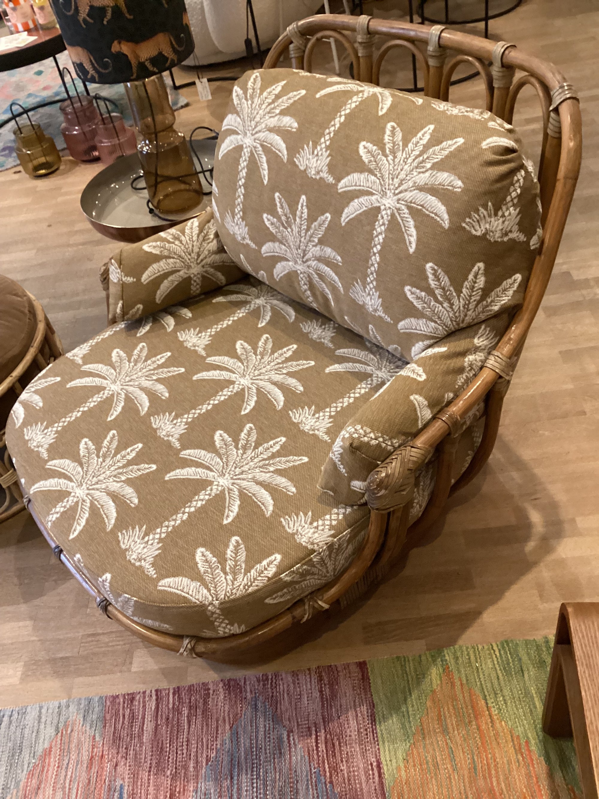 Vintage Sessel Rattan Drehsessel neu bezogen mit Palmenmotiv