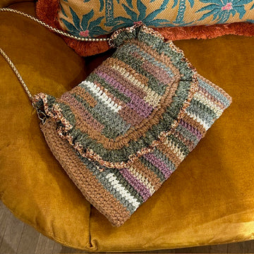 Tasche mit goldener Umhängekette , handgehäkelt