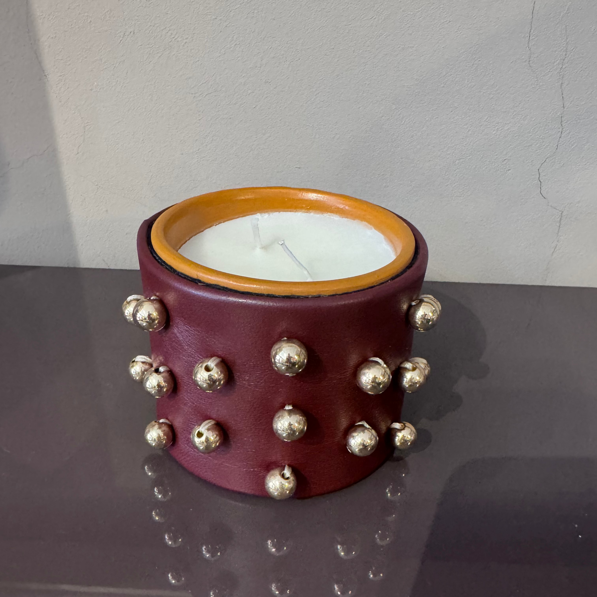 Duftkerze Leder bordeaux  mit Metallkugeln gold