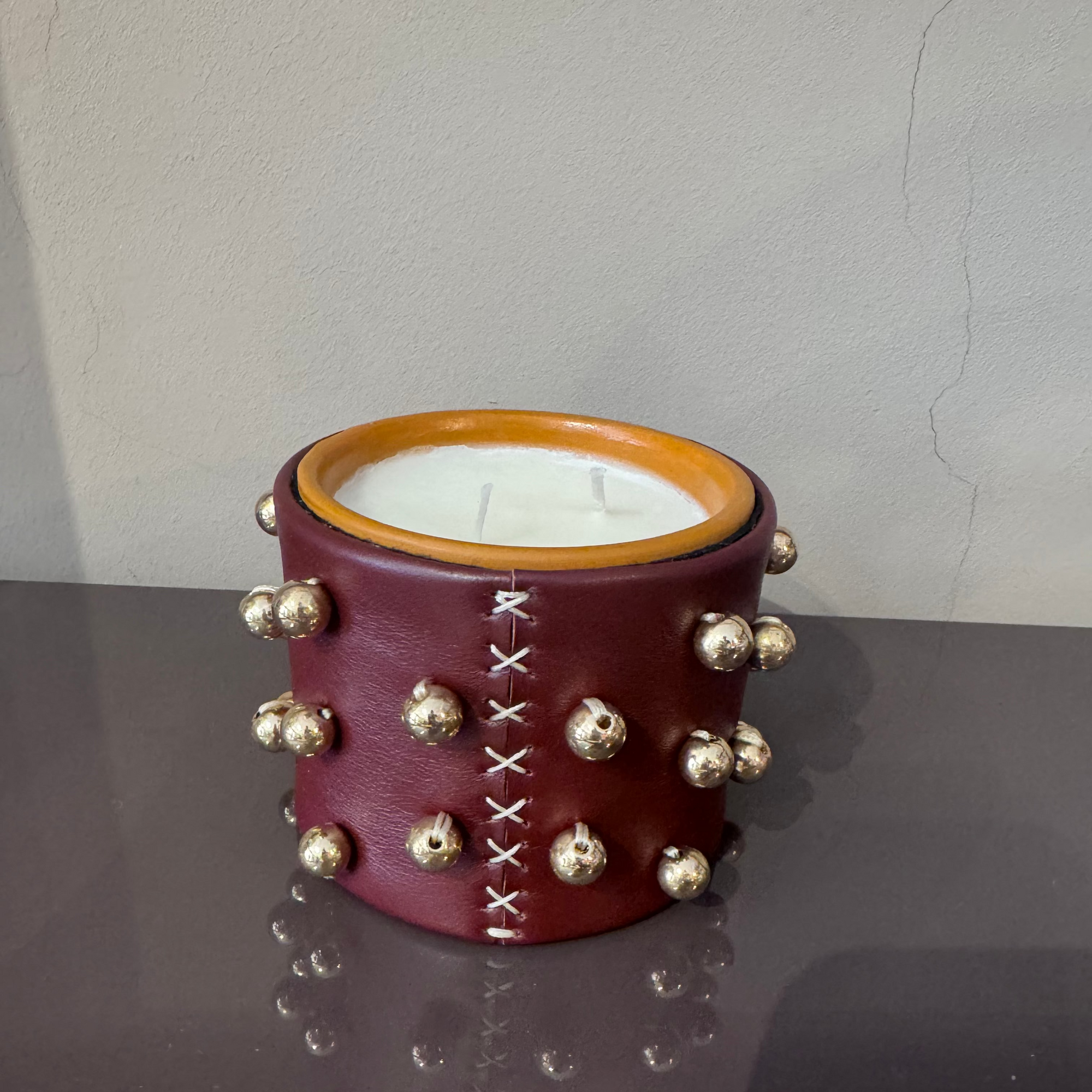 Duftkerze Leder bordeaux  mit Metallkugeln gold