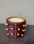 Duftkerze Leder bordeaux  mit Metallkugeln gold