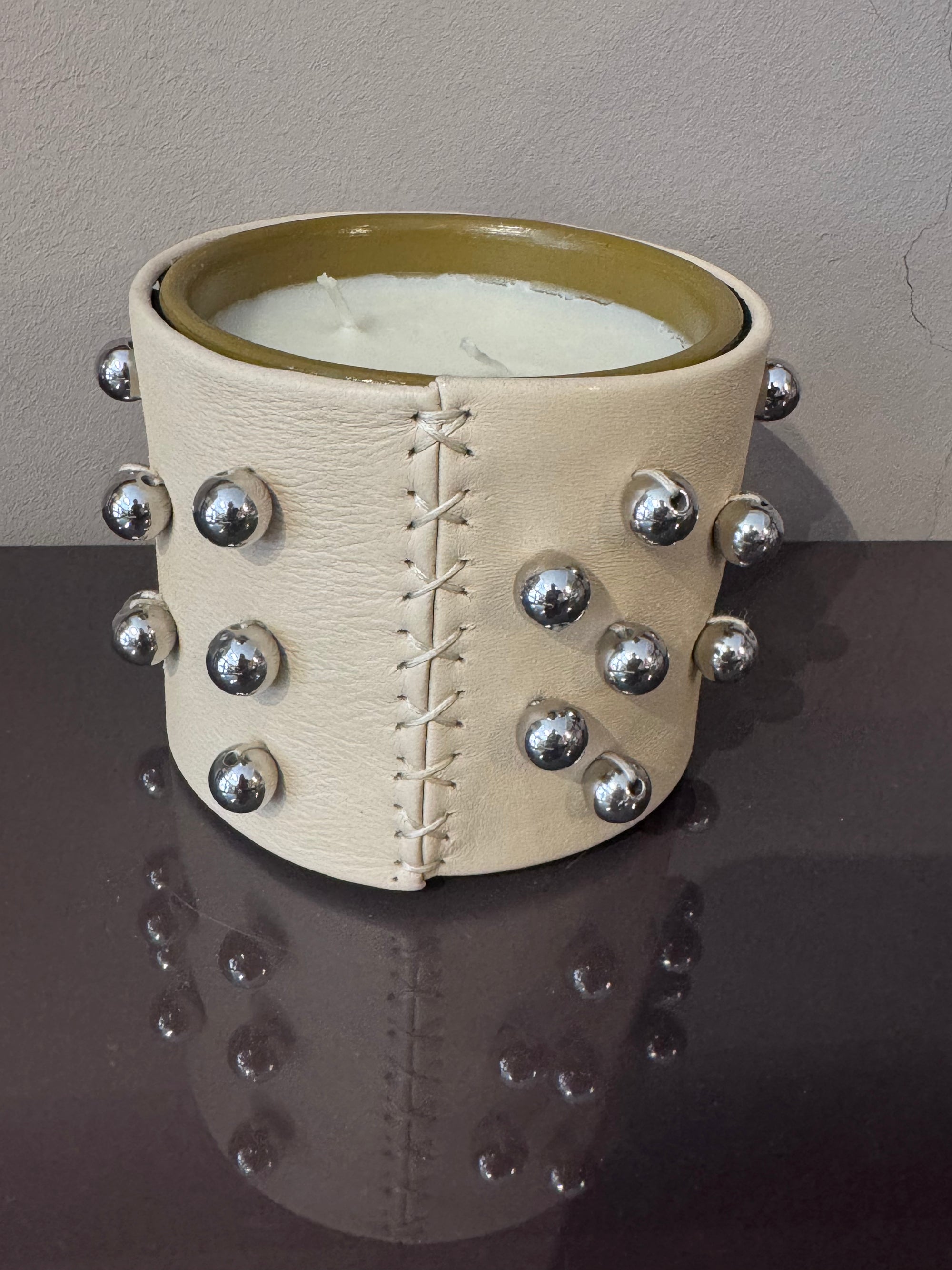 Duftkerze Leder ecru mit Metallkugeln silber
