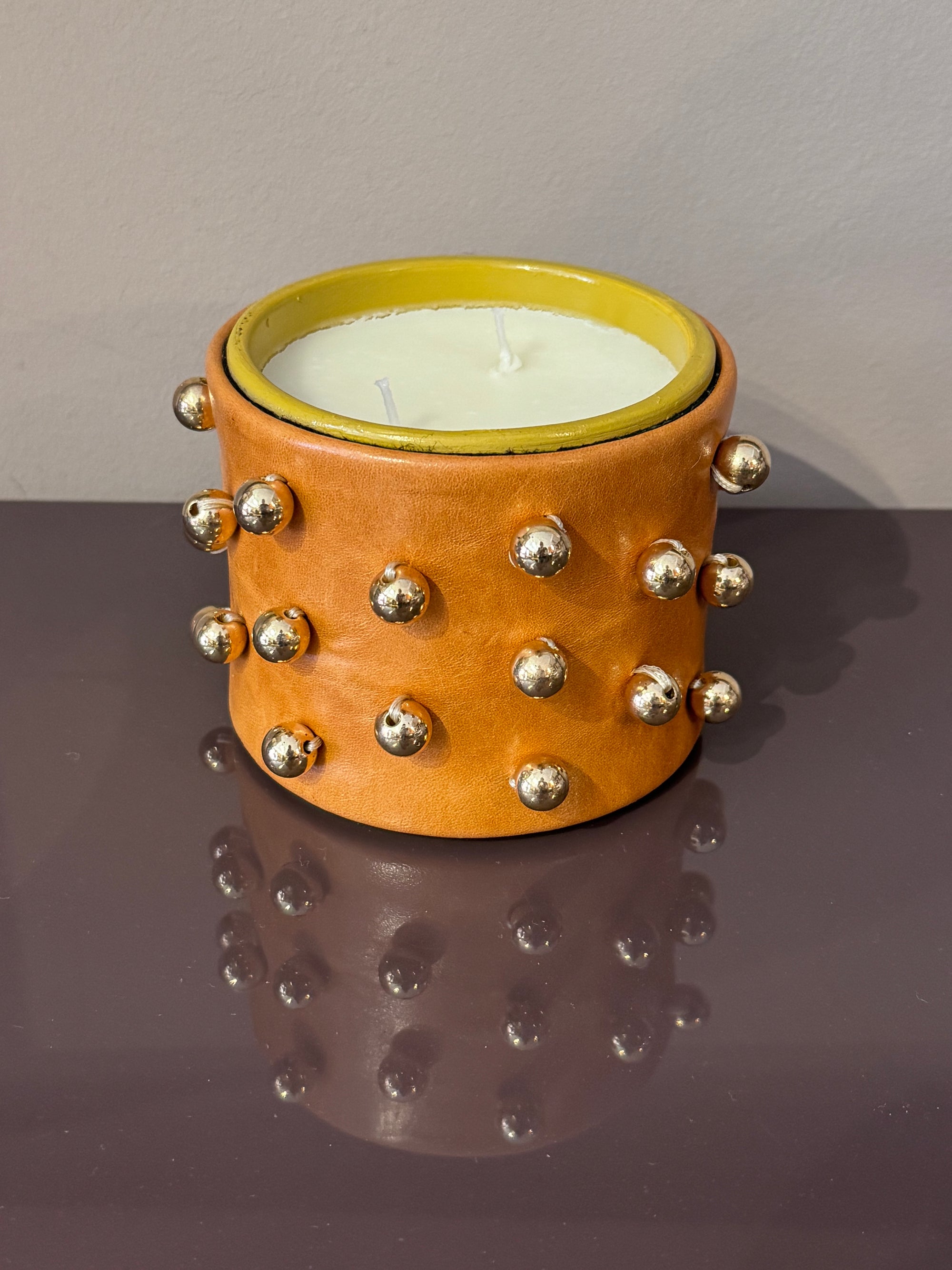 Duftkerze Leder mittelbraun mit Metallkugeln