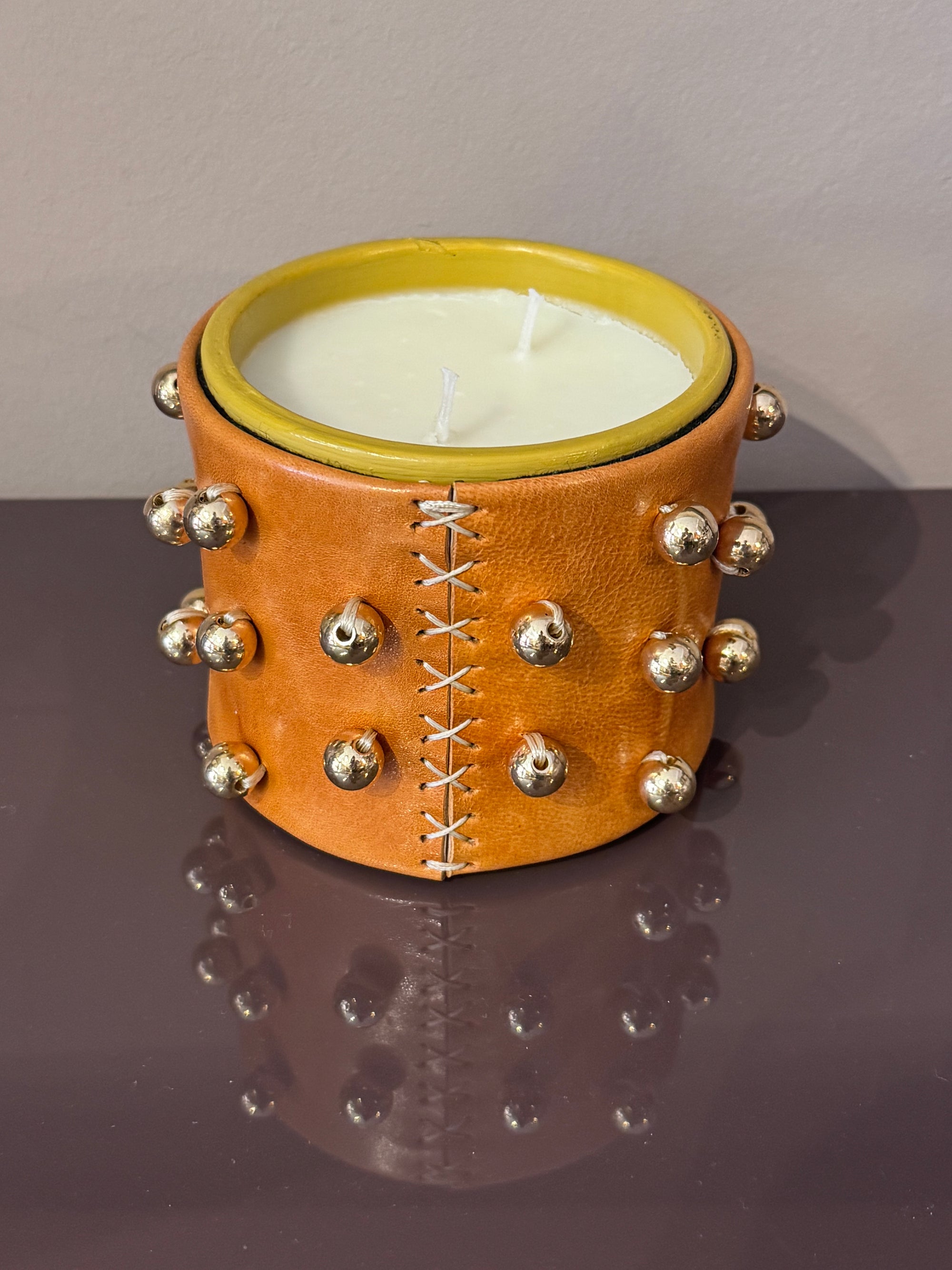 Duftkerze Leder mittelbraun mit Metallkugeln